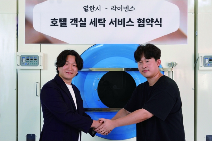 이동희 열한시 대표(왼쪽)와 최경주 라이넨스 대표가 고품질 린넨 렌탈 서비스를 위한 업무협약을 체결했다. /사진=열한시 제공