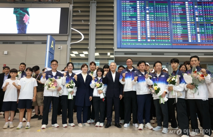 [서울=뉴시스] 고범준 기자 = 유인촌 문화체육관광부 장관이 13일 인천국제공항 제2터미널에서 입국장에서 열린 2024 파리올림픽대회 선수단 입국 환영행사에 참석해 선수단을 격려하고 기념촬영을 하고 있다. (사진=문화체육관광부 제공) 2024.08.13. photo@newsis.com  *재판매 및 DB 금지 /사진=고범준