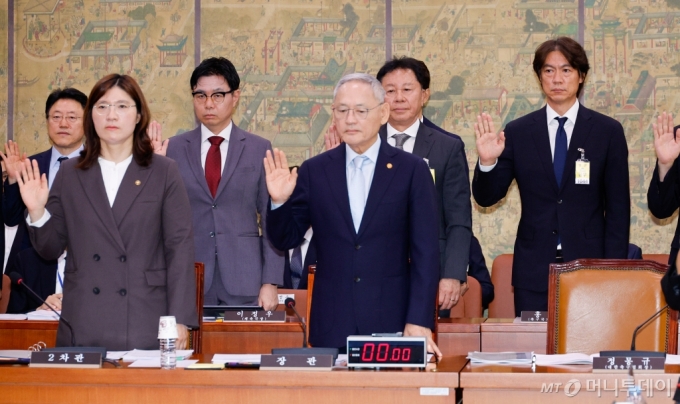 (서울=뉴스1) 안은나 기자 = 홍명보 남자 축구대표팀 감독(두번째 줄 오른쪽)이 24일 오전 서울 여의도 국회 문화체육관광위원회에서 열린 대한축구협회 등에 대한 현안질의에 출석해 선서하고 있다. 앞줄 왼쪽부터 장미란 문화체육관광부 2차관, 유인촌 장관. 2024.9.24/뉴스1  Copyright (C) 뉴스1. All rights reserved. 무단 전재 및 재배포,  AI학습 이용 금지. /사진=(서울=뉴스1) 안은나 기자