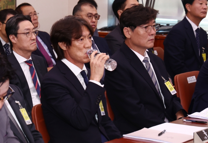  홍명보 대한민국 축구 국가대표팀 감독(왼쪽)과 이임생 대한축구협회 기술총괄이사(오른쪽)가 24일 오전 서울 여의도 국회 문화체육관광위원회에서 열린 대한축구협회 등에 대한 현안질의에 출석한 모습. /사진=뉴스1