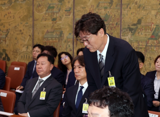 이임생 대한축구협회 기술총괄이사가 24일 서울 여의도 국회에서 열린 문화체육관광위원회의 대한축구협회 등에 대한 현안질의에서 인사를 하고 있다. /사진=뉴시스