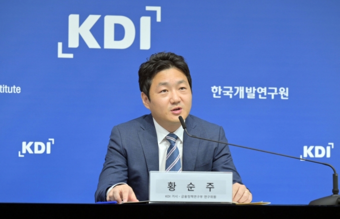 황순주 KDI 금융혁신연구팀장이 25일 정부세종청사에서 브리핑을 하고 있다./사진제공=KDI