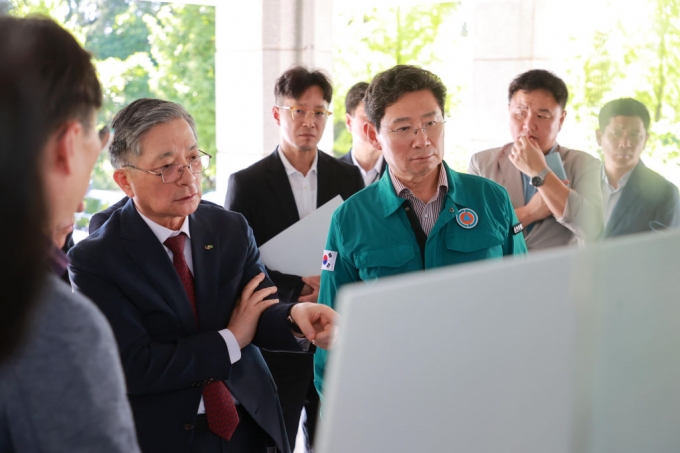 지난 24일 언남지구 사업 대상지인 옛 경찰대학교 부지에서 이상일 용인시장(오른쪽)과 이한준 LH사장(왼쪽)이 현장을 점검하고 있다./사진제공=용인시