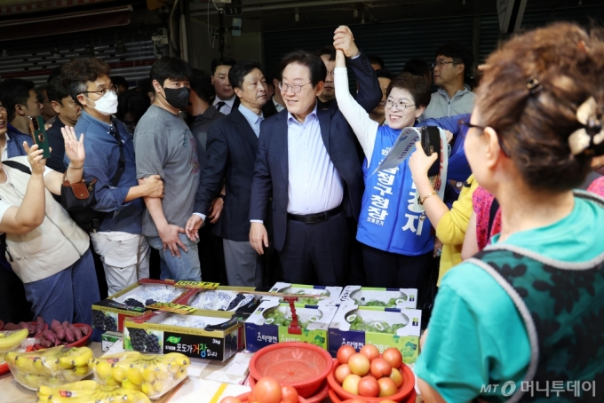 [부산=뉴시스] 하경민 기자 = 이재명 더불어민주당 대표가 24일 부산 금정구 서동미로시장을 방문, 상인 및 시민 등과 인사하며 금정구청장 보궐선거 김경지 후보의 지지를 호소하고 있다. 2024.09.24. yulnetphoto@newsis.com /사진=하경민