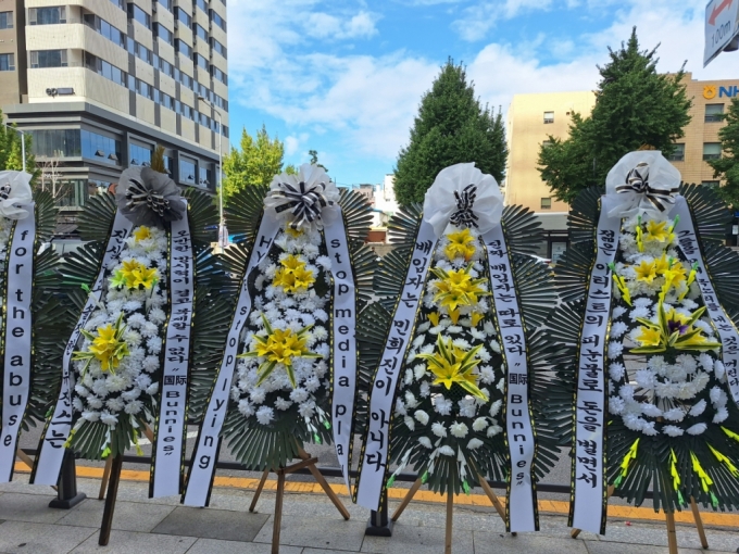 25일 오전 11시쯤 서울 용산구에 위치한 하이브 사옥 앞에는 "뉴진스 요구사항을 즉각 수용하라"는 근조화환이 설치됐다. /사진=김지은 기자