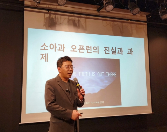 정성관 우리아이들의료재단 이사장이 25일 서울시청 시민청에서 열린 한국의학바이오기자협회 미디어 아카데미에서 &#039;소아과 오픈런의 진실과 과제&#039;를 주제로 발표하고 있다. /사진=정심교 기자