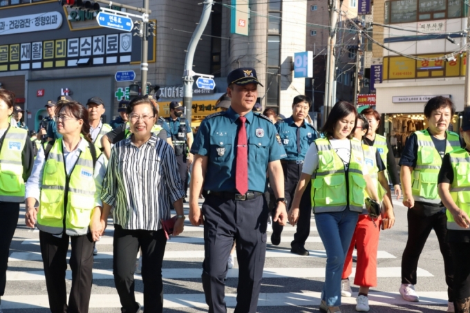 서울 중랑경찰서는 중랑구민 체감 안전도 향상을 위한 대규모 합동 순찰을 전개했다고 25일 밝혔다. / 사진=서울 중랑경찰서 