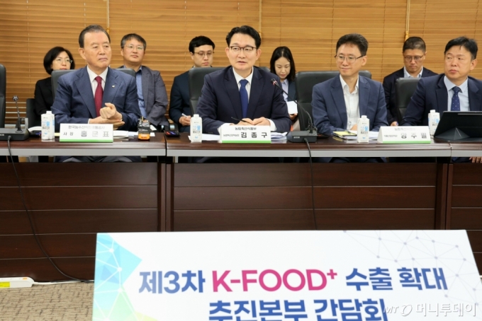 농식품부는 25일 김종구 농업혁신정책실장 주재로 서울 aT센터에서 K-Food+ 수출 확대를 위해 주요 수출기업, 유관기관 등과 간담회를 갖고 수출실적과 향후 추진계획 등을 논의했다. /사진=농식품부