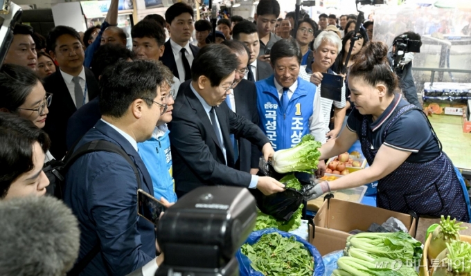 [영광=뉴시스] 김혜인 기자 = 10·16영광·곡성군수 재보궐 선거를 앞둔 23일 오전 전남 영광군터미널시장에서 이재명 더불어민주당 대표가 채소를 구매하고 있다. 2024.09.23. hyein0342@newsis.com /사진=