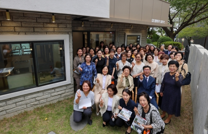 김태상 경남정보대 총장(2번째 줄 오른쪽에서 2번째) 등이 개소식을 하고 있다./사진제공=경남정보대