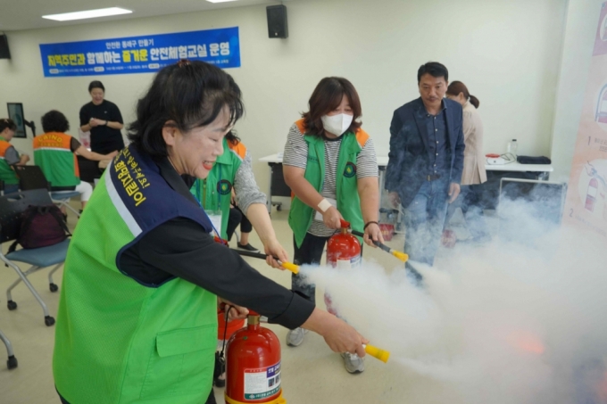 안전체험교실 참가자들이 소화기 사용 체험을 하고 있다./사진제공=부산TP