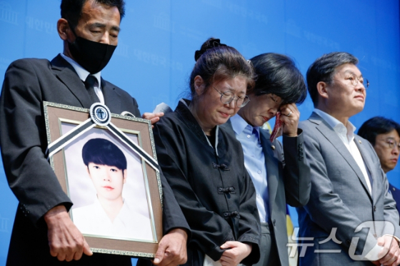 전남 장성군의 한 중학교 급식실에서 에어컨 설치 공사를 하다 폭염으로 목숨을 잃은 20대 청년 고 양준혁 씨 가족과, 그의 영정사진./사진=뉴스1