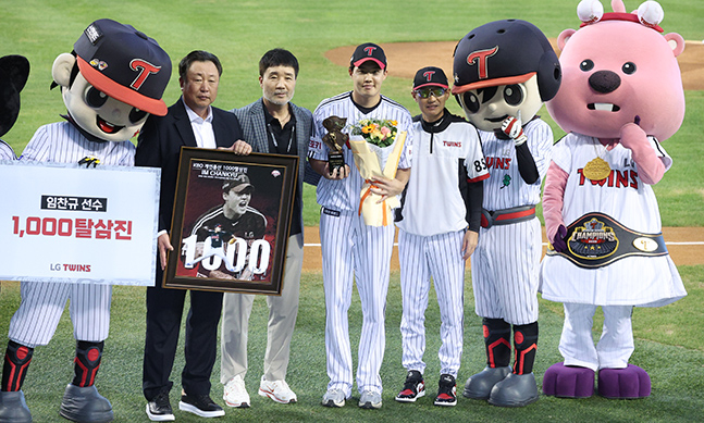 [포토] 임찬규 '1,000 탈삼진 축하 사절단'