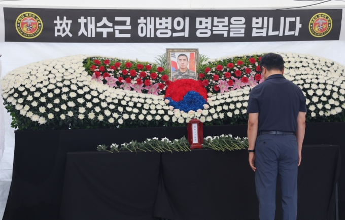 지난 7월 17일 오전 서울 중구 청계광장에 마련된 故채수근 상병 순직 1주기 추모 시민분향소를 찾은 시민이 고인을 추모하고 있다. /사진=뉴시스