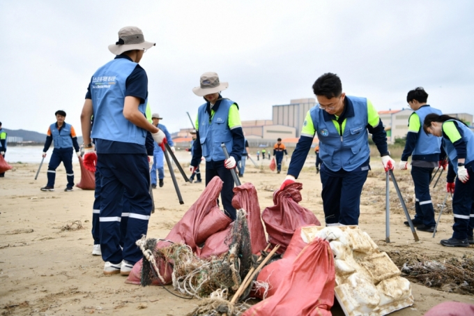 포스코퓨처엠 임직원들이 '나눔의 달'을 맞아 24일 포항 청림해변에서 해양 쓰레기 수거활동을 진행하고 있다.