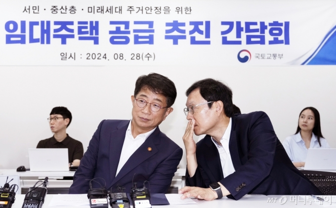 박상우 국토교통부 장관이 28일 서울 용산구 백범로 베르디움 프렌즈에서 열린 '임대주택 공급 추진 간담회'에 참석했다.  이날 박 장관은 간담회에 자리에서 최장 20년 간 거주할 수 있는 '신(新)유형 민간장기임대주택'과 오는 2035년까지 최대 10만가구를 공급하겠다는 계획을 발표했다.  이번 공급 방안엔 리츠 등 법인이 대규모(단지별 100세대 이상), 장기간(20년 이상) 임대주택을 공급할 수 있도록 합리적 수준의 규제완화와 공적지원을 적용한 새 민간임대주택 사업 모델이 담겼다.