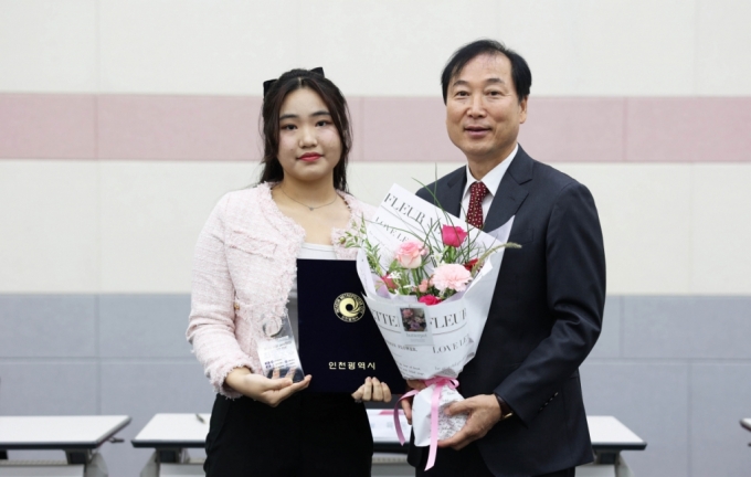 육동인 경인여대 총장(오른쪽)이 '인천 대학연합 창업아카데미' 창업경진대회 입상자와 기념촬영하고 있다./사진제공=경인여대