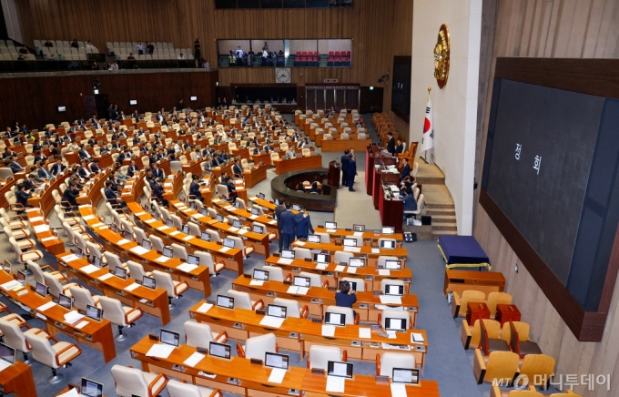 (서울=뉴스1) 안은나 기자 = 추경호 국민의힘 원내대표, 배준영 원내수석부대표, 박성준 더불어민주당 원내수석부대표가 26일 오후 서울 여의도 국회에서 본회의가 정회된 뒤 우원식 의장과 대화를 하고 있다. 이날 여당 추천 몫인 한석훈 국가인권위원 선출안이 부결되자 국민의힘이 항의, 회의가 정회됐다. 2024.9.26/뉴스1  Copyright (C) 뉴스1. All rights reserved. 무단 전재 및 재배포,  AI학습 이용 금지. /사진=(서울=뉴스1) 안은나 기자