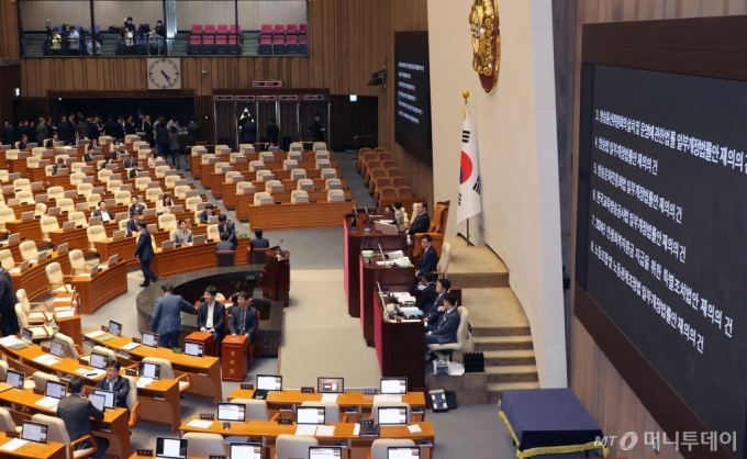 [서울=뉴시스] 조성우 기자 = 26일 오후 서울 여의도 국회에서 열린 제418회국회(정기회) 제9차 본회의에서 방송 4법과 '전 국민 25만원 지원법'(민생회복지원금지급 특별조치법), '노란봉투법'(노동조합·노동관계조정법 개정안)에 대한 재표결이 진행되고 있다. 2024.09.26. xconfind@newsis.com /사진=조성우