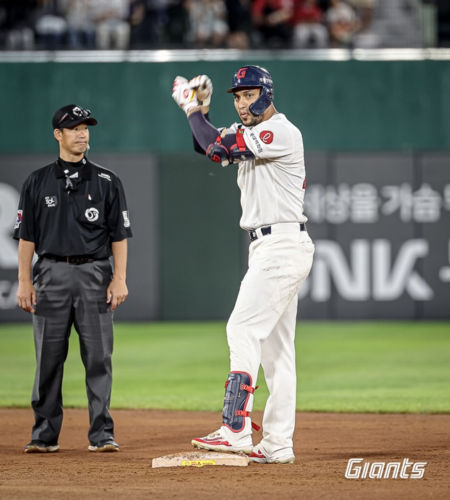 롯데 빅터 레이예스가 26일 사직 두산전에서 7회 말 2루타를 치고 세리머니를 하고 있다. /사진=롯데 자이언츠 제공 