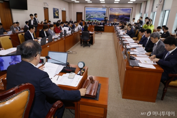 (서울=뉴스1) 안은나 기자 = 맹성규 국회 국토교통위원회 위원장이 26일 서울 여의도 국회에서 열린 제418회국회(정기회) 제3차 전체회의에서 의사봉을 두드리고 있다. 2024.9.26/뉴스1  Copyright (C) 뉴스1. All rights reserved. 무단 전재 및 재배포,  AI학습 이용 금지. /사진=(서울=뉴스1) 안은나 기자