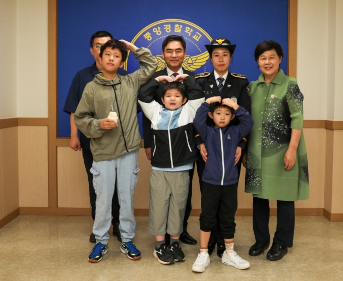 윤석열 대통령이 준비한 축하 서한과 선물을 충북 충주시 소재 중앙경찰학교에서 조상명 국정상황실장이 윤은정 순경에게 전달하고 있다. /사진=대통령실 제공