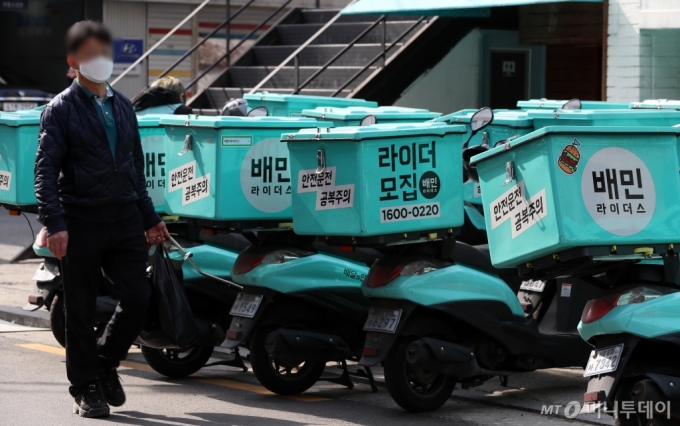  6일 서울 마포구 배민라이더스 중부지사에 배달 오토바이가 줄지어 서있다. '배달의 민족' 운영사인 우아한 형제들은 이달 1일부터 광고수수료를 기존 월 8만8000원 정액에서 건당 부과방식인 정률제(매출의 5.8%)로 변경하면서 독점 횡포 논란에 휩싸이자 "일부 업소가 시장을 독식하는 '깃발꽂기' 폐해를 줄이기 위해 새 요금체계를 도입했으나 자영업자의 힘든 상황을 두루 살피지 못했다"며 사과문을 발표했다.