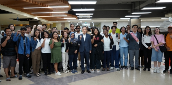 유길상 한기대 총장(앞줄 왼쪽 8번째)이 'GEC Traditional-Day'에서 외국인 유학생들과 기념촬영하고 있다./사진제공=한기대