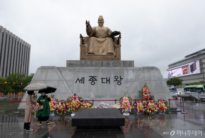 (서울=뉴스1) 이재명 기자 = 세종대왕 탄신일인 15일 오후 서울 종로구 광화문광장 세종대왕상에 탄신일을 축하하는 화환이 놓여 있다. 2024.5.15/뉴스1  Copyright (C) 뉴스1. All rights reserved. 무단 전재 및 재배포,  AI학습 이용 금지. /사진=(서울=뉴스1) 이재명 기자