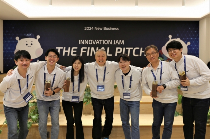   27일, 안양 LS타워에서 개최된 LS Future Day에서 구자은 LS그룹 회장(가운데)이 'Innovation JAM Final Pitch'에 참여한 임직원들과 함께 기념사진을 촬영하고 있다/사진제공=LS