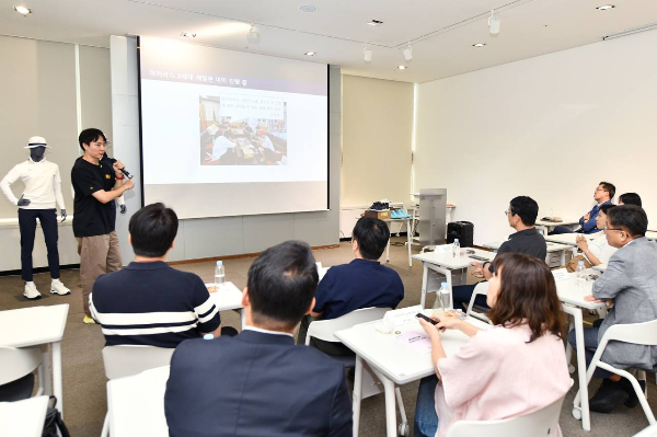 코오롱은 지난 27일 서울 삼성동 코오롱인더스트리FnC부문 본사에서 '행정안전부 과장급 대상 기업 혁신사례 교육'을 진행했다. 2024 파리올림픽 양궁 대표팀의 양궁화를 세계 최초로 제작하는 데 참여한 코오롱스포츠 신발개발파트의 박세종 파트리더가 강연을 진행하고 있다. /사진제공=코오롱