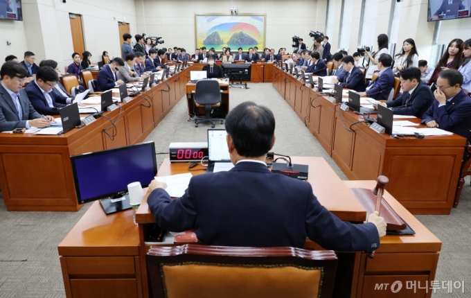  25일 오후 서울 여의도 국회에서 열린 정무위원회 전체회의에서 윤한홍 법위원장이 안건을 상정하며 의사봉을 두드리고 있다. 2024.09.25.  /사진=뉴시스