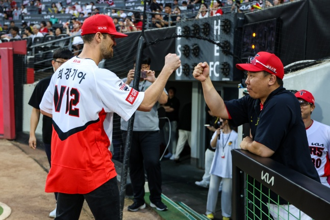 KIA 제임스 네일(왼쪽)이 6일 광주 키움전에서 시구 후 이범호 감독과 손인사를 하고 있다. /사진=KIA 타이거즈 제공