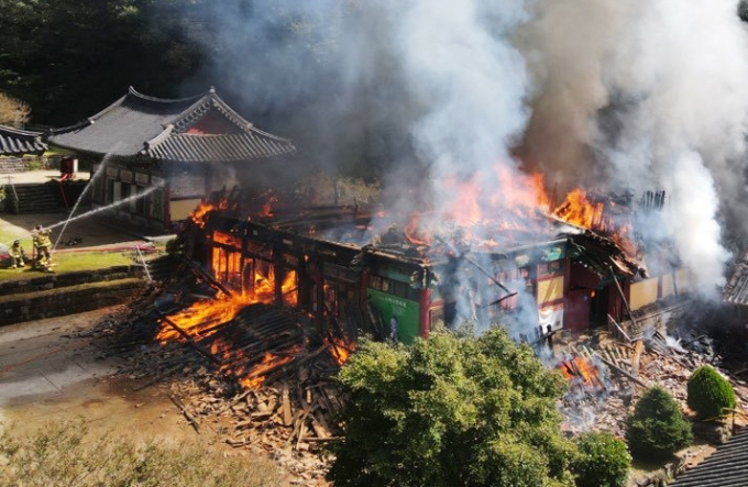 29일 광주 무등산 증심사 공양전에서 화재가 발생, 불길과 연기가 치솟는 가운데 소방대원들이 진화작업을 펼치고 있다. /사진=뉴스1