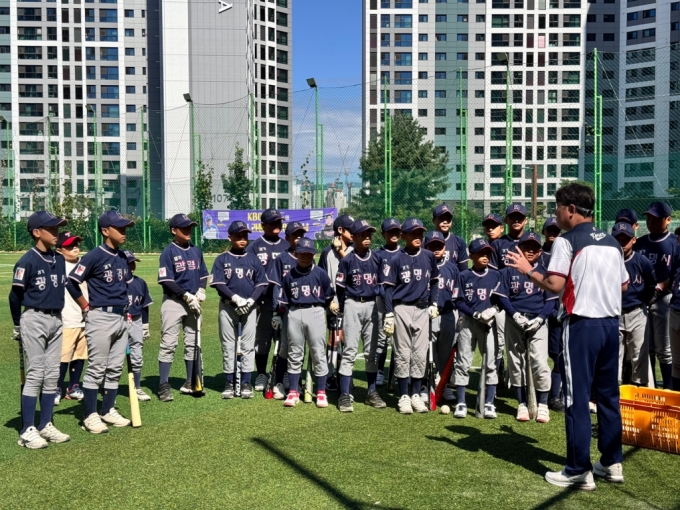 류지현(오른쪽) 대표팀 수석 코치가 광명 리틀 야구단 선수들을 대상으로 교육을 진행하고 있다. /사진=KBO 제공