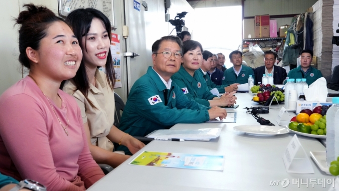 이정식 고용노동부 장관과 송미령 농림축산식품부 장관이 6일 충북 충주시 소재 농가를 방문해 폭염 대비 온열질환 예방 상황을 점검한 뒤 농장주 및 캄보디아 외국인 근로자들과 간담회를 하고 있다. (사진=고용노동부 제공)/사진=뉴시스