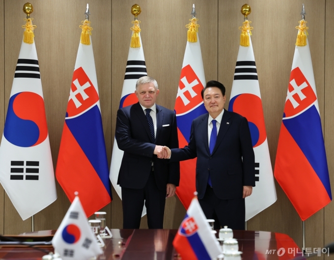 [서울=뉴시스] 최진석 기자 = 윤석열 대통령이 30일 서울 용산 대통령실 청사에서 로베르트 피초 슬로바키아 총리와 한-슬로바키아 확대 회담에 앞서 악수하고 있다. 2024.09.30. myjs@newsis.com /사진=최진석