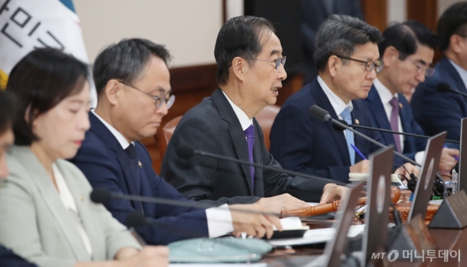 한덕수 국무총리가 30일 서울 종로구 정부서울청사에서 열린 국무회의에서 발언을 하고 있다.   이날 국무회의에서는 김건희 여사 특검법과 해병대원 특검법, 지역화폐법에 재의요구안(거부권) 행사 건의안 등 을 심의했다. 2024.9.30/뉴스1  Copyright (C) 뉴스1. All rights reserved. 무단 전재 및 재배포,  AI학습 이용 금지. 