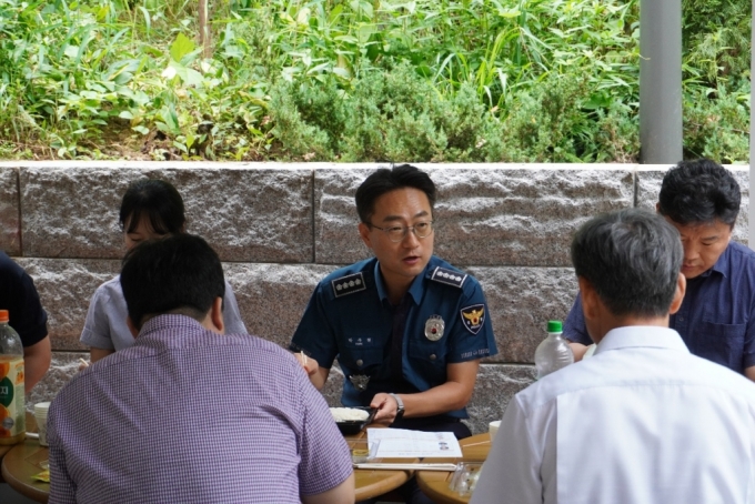 박주혁 서초서장이 직원들과 함께 도시락 오찬을 가지고 있다. /사진제공=서초경찰서