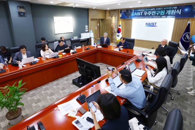 30일 KAIST 본원에서 열린 KAIST 우주연구원 개원식 사전 기자간담회에서 이광형 총장이 발언하고 있다. /사진=KAIST