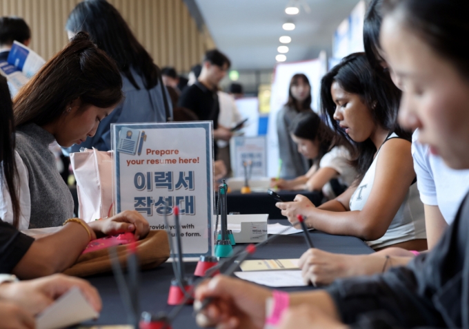 '2024 부산 외국인 유학생 취업박람회'가 열린 지난 27일 부산 남구 경성대 건학기념관 30호관에서 외국인 유학생들이 이력서를 작성하고 있다 /사진=뉴시스 