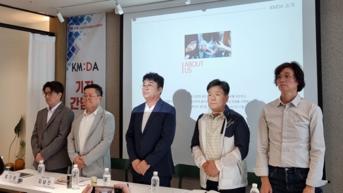 (왼쪽부터)홍기성 전국이동통신유통협회(KMDA) 이사·김남진 KDMA 부회장·염규호 KMDA 회장·박대학 KMDA 부회장·장효덕 KMDA 이사. /사진=배한님 기자