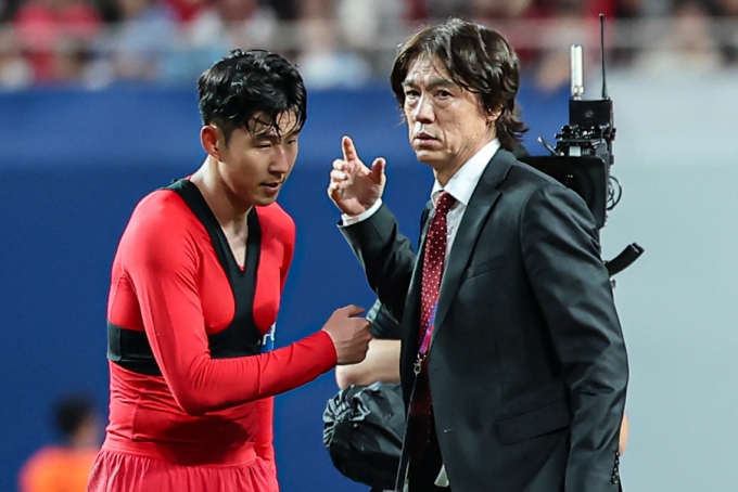 대한민국 축구 국가대표팀 홍명보 감독(오른쪽)과 주장 손흥민. /사진=뉴스1 