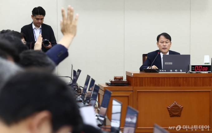 (서울=뉴스1) 김민지 기자 = 윤한홍 정무위원장이 30일 오후 서울 여의도 국회에서 열린 2024년 국정감사 증인 채택 등과 관련한 전체회의에서 발언하고 있다. 2024.9.30/뉴스1  Copyright (C) 뉴스1. All rights reserved. 무단 전재 및 재배포,  AI학습 이용 금지. /사진=(서울=뉴스1) 김민지 기자