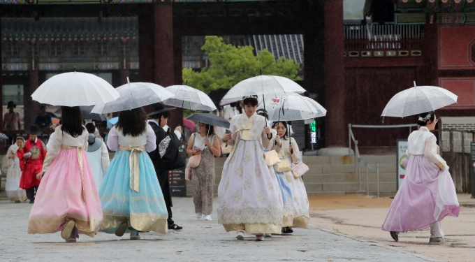  서울 종로구 경복궁을 찾은 외국인관광객들이 우산을 쓰고 이동하고 있다.  /사진=뉴스1