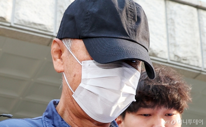 (서울=뉴스1) 김성진 기자 = 서울 강남의 한 오피스텔에서 모녀를 흉기로 찔러 살해한 박학선이 7일 서울 강남구 수서경찰서에서 나와 검찰로 송치되고 있다.   박학선은 지난달 30일 강남구의 한 오피스텔 사무실에서 60대 여성과 30대 딸을 흉기로 찔러 숨지게 한 혐의를 받는다. 박학선은 숨진 60대 여성과 교제하던 사이로, 여성은 그에게 그만 만나자는 뜻을 전하기 위해 자신의 사무실에서 딸과 함께 그를 만났다가 변을 당한 것으로 전해졌다. 2024.6.7/뉴스1  Copyright (C) 뉴스1. All rights r /사진=(서울=뉴스1) 김성진 기자