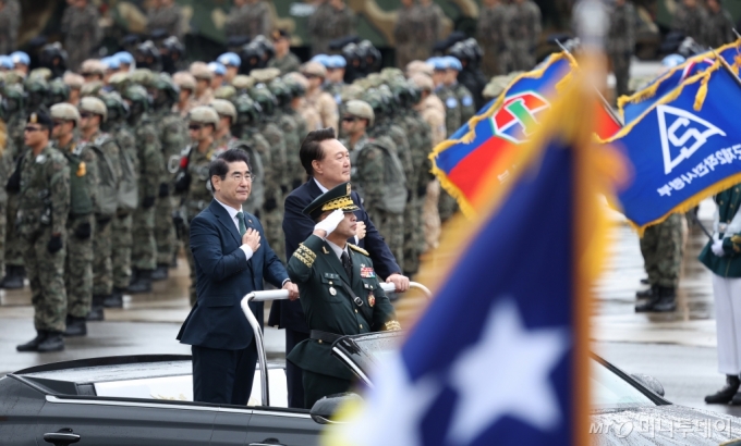 [성남=뉴시스] 조수정 기자 = 윤석열 대통령이 1일 성남 서울공항에서 열린 건군 제76주년 국군의날 기념식에서 열병차량에 탑승해 사열하고 있다. 2024.10.01. chocrystal@newsis.com /사진=조수정