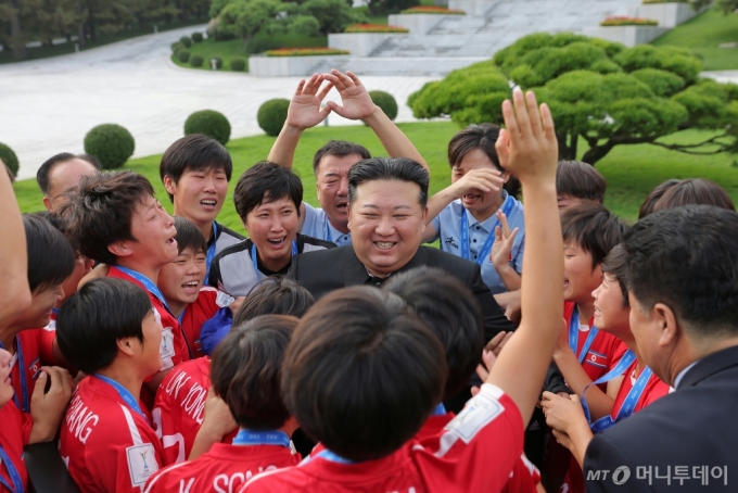  북한 노동당 기관지 노동신문은 1일 "김정은 동지께서 9월 30일 국제축구연맹 2024년 20살 미만 여자월드컵 경기대회에서 우승한 선수들과 감독들을 당 중앙위원회 본부청사에서 만나주시었다"라고 보도했다./사진=(노동신문)뉴스1