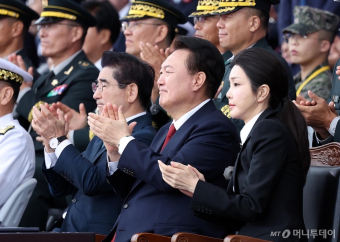 [성남=뉴시스] 조수정 기자 = 윤석열 대통령과 부인 김건희 여사가 1일 성남 서울공항에서 열린 건군 제76주년 국군의날 기념식에서 박수치고 있다. 2024.10.01. chocrystal@newsis.com /사진=조수정