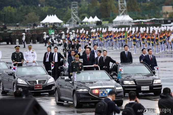 [성남=뉴시스] 조수정 기자 = 윤석열 대통령이 1일 성남 서울공항에서 열린 건군 제76주년 국군의날 기념식에서 열병차량에 탑승해 사열하며 손을 들어 보이고 있다. 2024.10.01. chocrystal@newsis.com /사진=조수정